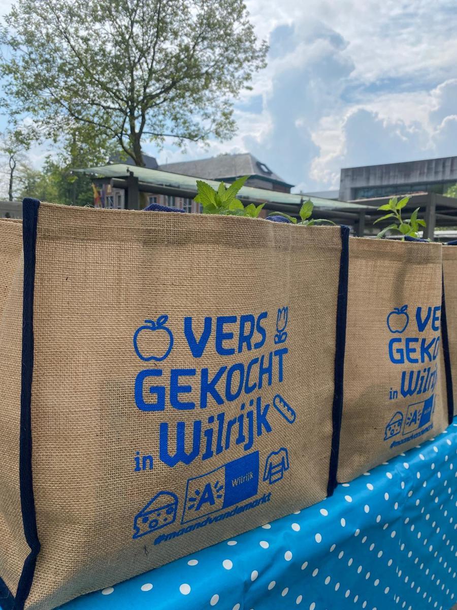 Afbeelding van de gevulde winkeltas van de actie in 2024.